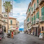 Palazzo Toraldo Di Francia Bed & Breakfast 4*