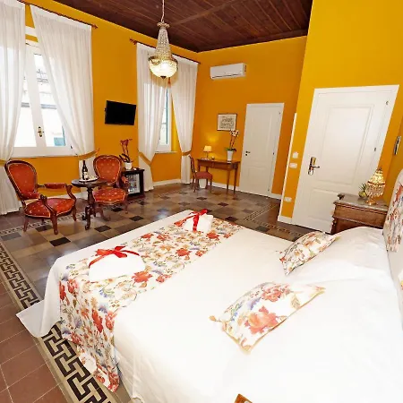 Palazzo Toraldo Di Francia 4* 트로페아