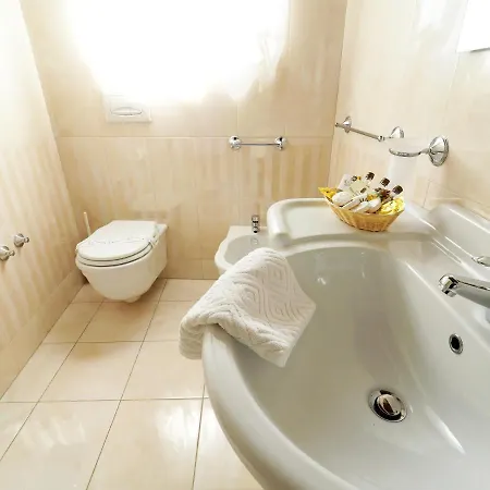 ベッド・アンド・ブレックファスト Palazzo Toraldo Di Francia トロペーア