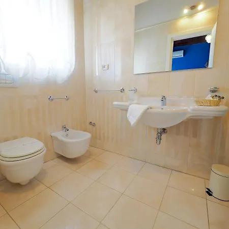 Palazzo Toraldo Di Francia 4* トロペーア