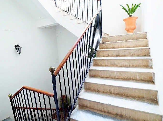 Palazzo Toraldo Di Francia 4* טרופאה