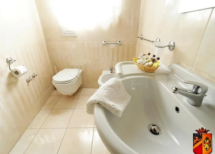 לינה וארוחת בוקר Palazzo Toraldo Di Francia טרופאה